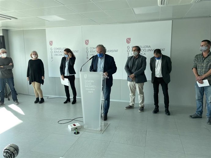 El conseller de Educación, Universidad e Investigación, Martí March, y la presidenta del Consell de Mallorca, Catalina Cladera, junto con el resto de asistentes a la reunión.