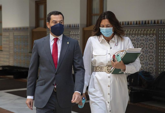 El presidente de la Junta de Andalucía, Juanma Moreno (i) junto a la presidenta del grupo parlamentario popular, Loles López (d), en una imagen de archivo.