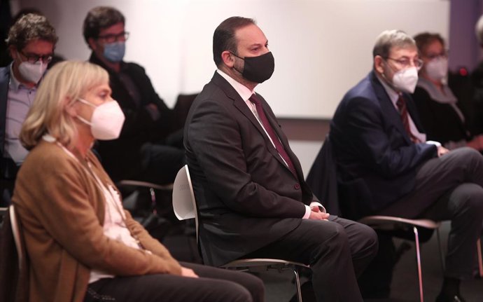 El secretario de Organización y ministro de Transportes, Movilidad y Agenda Urbana, José Luis Ábalos (c), durante la presentación del libro "Rubalcaba. Un político de verdad", de Antonio Caño, en Espacio Bertelsmann, Madrid (España), a 26 de noviembre d