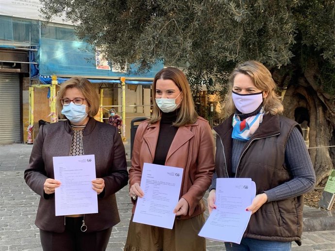 La portavoz municipal del PP en Palma, Mercedes Celeste, la portavoz 'popular' en el Congreso, Marga Prohens, y la portavoz del partido en el Senado, Maria Salom, en una rueda de prensa.