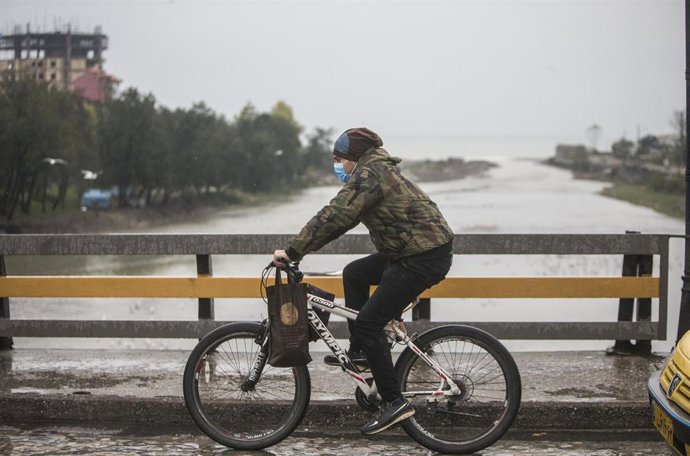 Un ciclista con mascarilla en Tonekabon, Irán