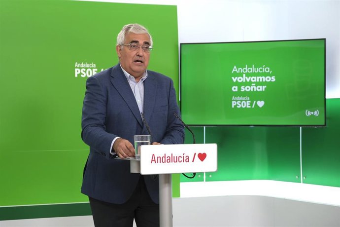 El portavoz de Hacienda del Grupo Socialista en el Parlamento andaluz, Antonio Ramírez de Arellano, en rueda de prensa.
