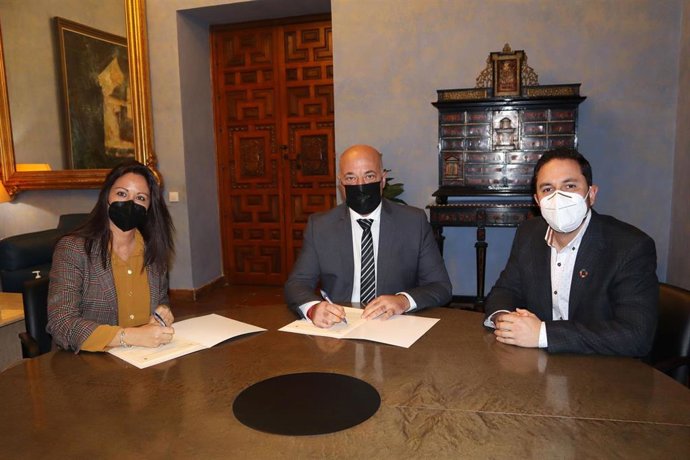 El presidente de la Diputación de Córdoba, Antonio Ruiz (centro), firma el acuerdo con la alcaldesa de Fuente Obejuna, Silvia Mellado.