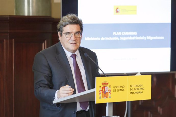 El ministro de Inclusión, Seguridad Social y Migraciones, José Luis Escrivá, interviene durante una rueda de prensa posterior a su visita al Centro de Salvamento Marítimo y el nuevo edificio de Capitanía Marítima, en Las Palmas de Gran Canaria, Gran Can