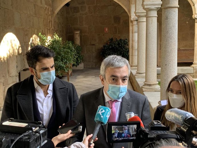 El eurodiputado Luis Garicano tras reunirse con Vara