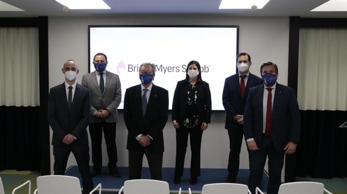 El consejero de Transformación Económica, Rogelio Velasco, este lunes en su visita al centro de investigación de Bristol Myers Squibb.