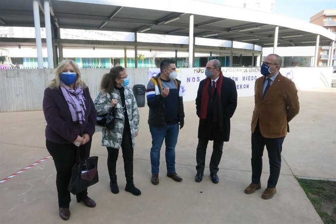 El presidente de Aragón, Javier Lambán, durante su visita al colegio San Jorge de Zaragoza.
