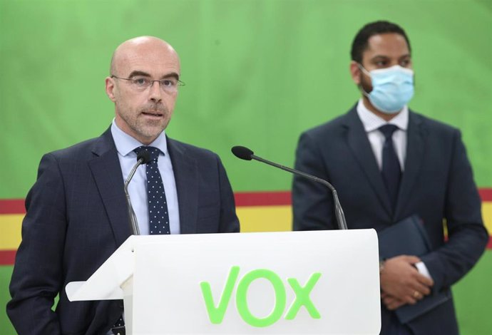El portavoz del Comité de Acción Política de Vox, Jorge Buxadé, junto al candidato en Cataluña, Ignacio Garriga