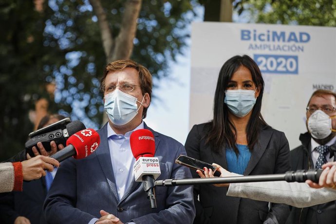 El alcalde de Madrid, José Luis Martínez-Almeida, acompañado de la vicealcaldesa, Begoña Villacís, responde a los medios durante la inauguración de la primera estación de Bicimad en el distrito de Latina, en Madrid (España), a 23 de octubre de 2020.
