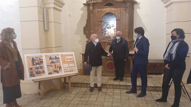 El consejero de Fomento y Medio Ambiente, Juan Carlos Suárez-Quiñones, ha visitado este lunes la restauración de la iglesia de San Andrés, justo en el día de su festividad, en la localidad leonesa de Valdescapa de Cea.