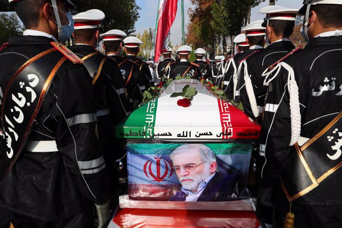 HANDOUT - 30 November 2020, Iran, Tehran: Iranian Soldiers carry the coffin of Iranian nuclear scientist Mohsen Fakhrizadeh during his funeral procession at the Iranian Ministry of Defence. Fakhrizadeh was shot on Friday in a suburb of Tehran and died s