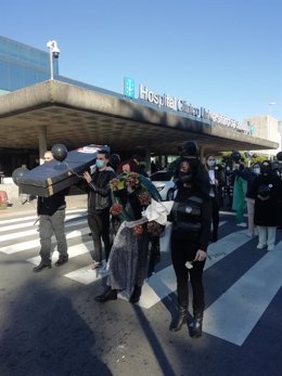 Trabajadores de la UCI del Hospital Clínico de Santiago escenifican el "entierro" del servicio público sanitario