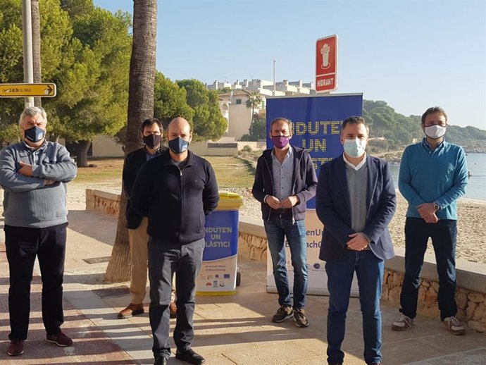 Acto de la presentación de la campaña 'Edute'n un Plstic' en Ses Salines.