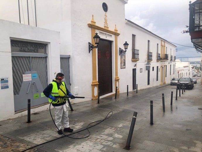Un operario desinfecta las calles de Ayamonte (Huelva).