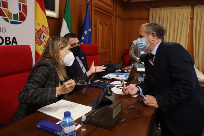 Salvador Fuentes conversa con la interventora junto al alcalde, José María Bellido.