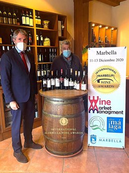 El vicepresidente primero de la Diputación, Juan Carlos Maldonado, junto a vinos de Sabor a Málaga