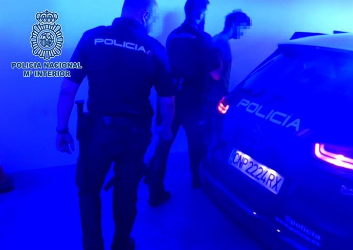 Momento de la detención de uno de los acusados de ser un 'Payaso Justiciero'