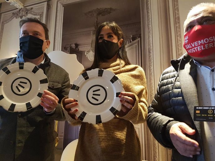 El director de Hostelería Madrid, Juan José Blardony, y la vicealcaldesa, Begoña Villacís, en la presentación de la campaña solidaria Voces.