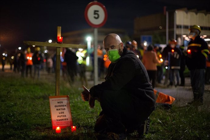 Un trabajador participa en un velatorio nocturno simbólico convocado por la fábrica de Alcoa, en  en San Cibrao, A Mariña, Lugo, Galicia (España), a 28 de noviembre de 2020. 