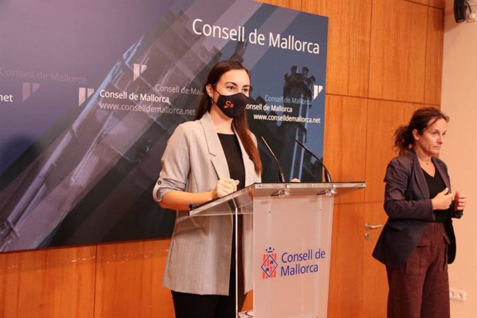 La portavoz de Cs en el Consell de Mallorca, Beatriz Camiña, durante una rueda de prensa.