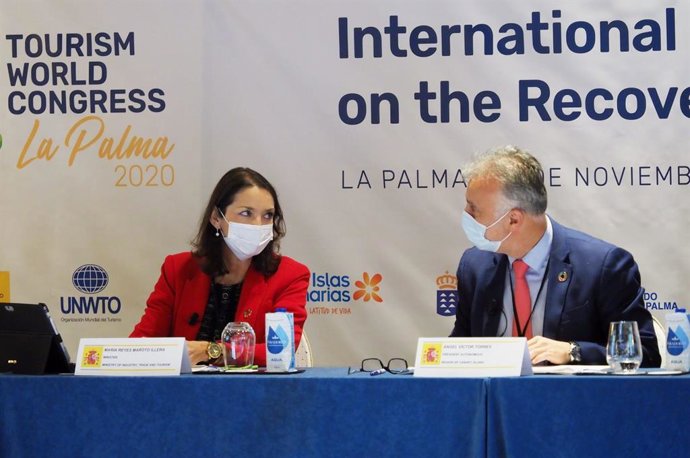 La ministra de Turismo, Reyes Maroto, y el presidente de Canarias, Ángel Víctor Torres, en una rueda de prensa celebrada en La Palma con motivo de la conferencia 'Poniendo en marcha la recuperación del turismo internacional'