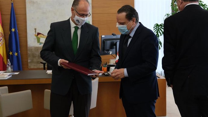 Fuentes recibe el informe de manos de Amilivia