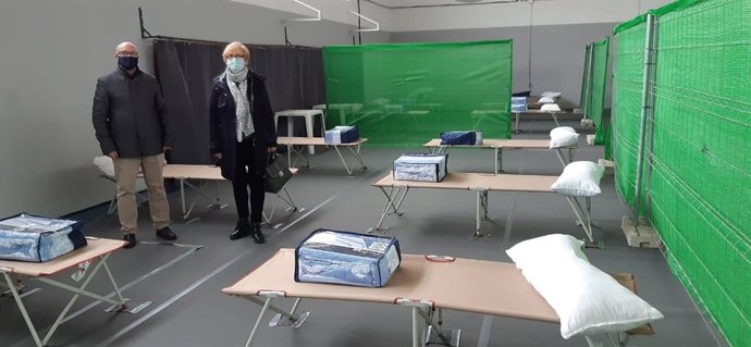 El alcalde de Torredonjimeno, Manuel Anguita, visita el espacio habilitado como albergue en el pabellón B del Matías Prats