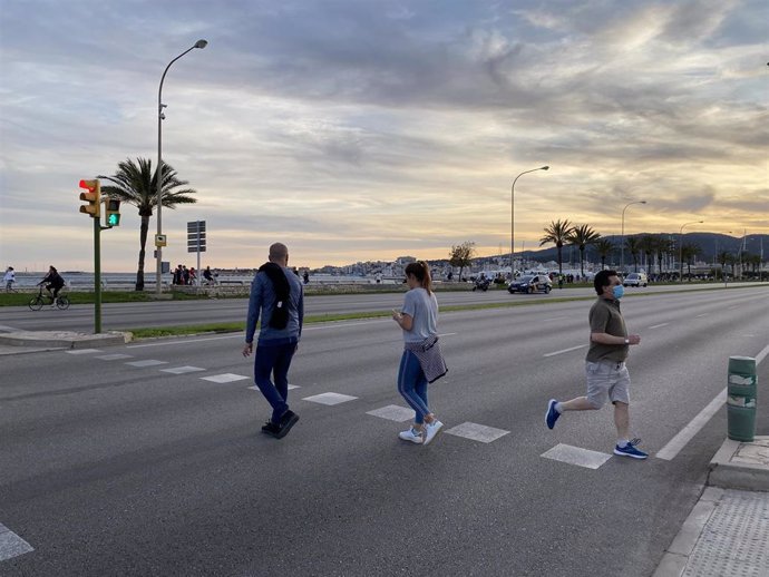 Personas paseando o haciendo ejercicio en Paseo Marítimo de Palma.