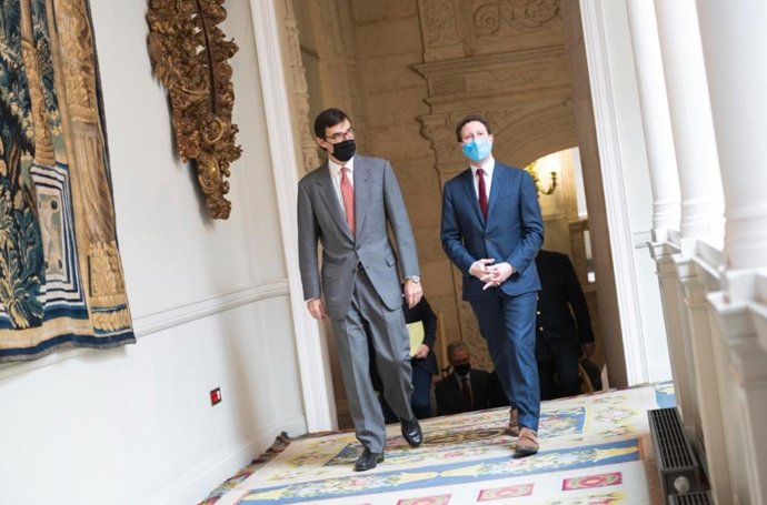 El secretario de Estado para la UE, Juan González-Barba (i) con su homólogo francés, Clément Beaune, en el Palacio de Viana