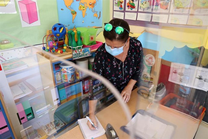 Una profesora en una clase, foto de recurso