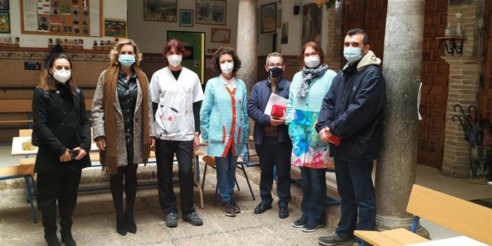 La delegada de Educación y Deporte de la Junta de Andalucía en Córdoba, Inmaculada Troncoso (segunda por la izda.), en su visita al CEEE Virgen de la Esperanza