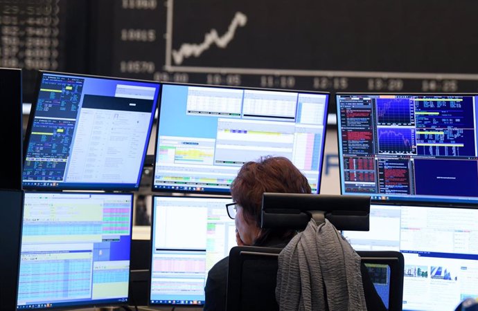 09 March 2020, Hessen, Frankfurt/Main: A stock trader watches her monitors on the trading floor of the Frankfurt Stock Exchange. Stock exchanges around the world are reacting with huge losses to the fall in oil prices and concerns about the economic con