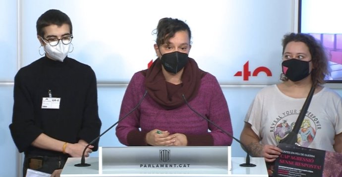 La diputada de la CUP al Parlament, Natlia Snchez, al costat del portaveu de l'entitat Crida LGBTI