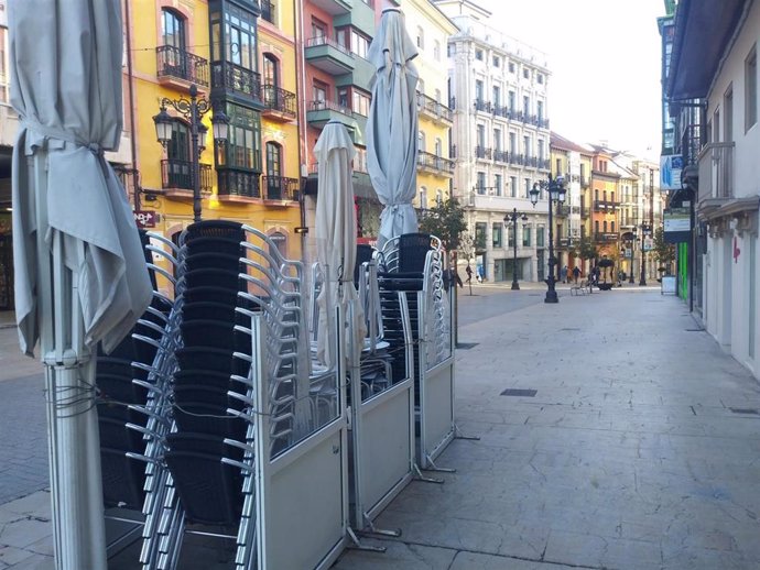 Bares, terrazas, cierre de actividad no esencial en Avilés, Asturias.