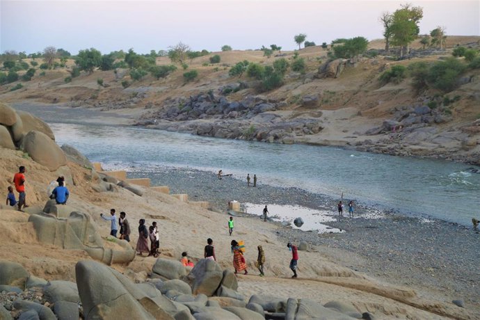 Refugiados etíopes cruzan la frontera con Sudán