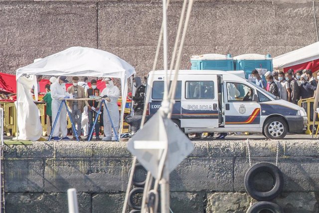 Varios inmigrantes son atendidos por personal sanitario en el Muelle de Arguineguín, en Gran Canaria