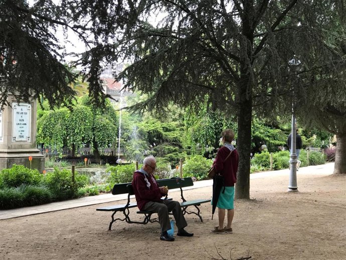 Jubilados gallegos en la Alameda de Santiago, pensionistas