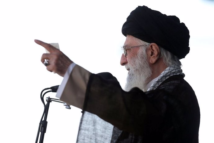 El líder supremo iraní, el ayatolá Alí Jamenei, ha advertido de que su país responderá ante cualquier acto "erróneo" del "Gran Satán" relacionado con el acuerdo nuclear entre Irán y las principales potencias mundiales, una referencia velada a las amenaz