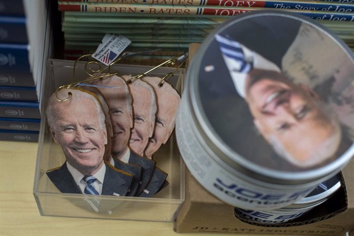 Llaveros y otros productos con la cara del presidente electo de Estados Unidos, Joe Biden