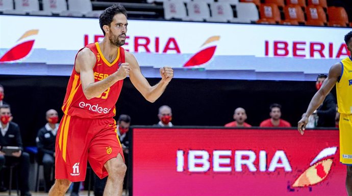 Javier Beirán celebra una canasta en el España-Rumanía de la ventana FIBA de clasificación para el EuroBasket 2022