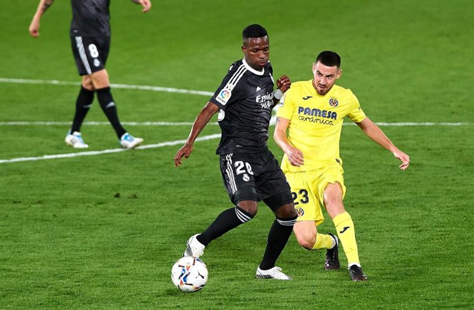 Moi Gómez ante Vinicius en el Villarreal-Real Madrid de LaLiga Santander 2020-2021