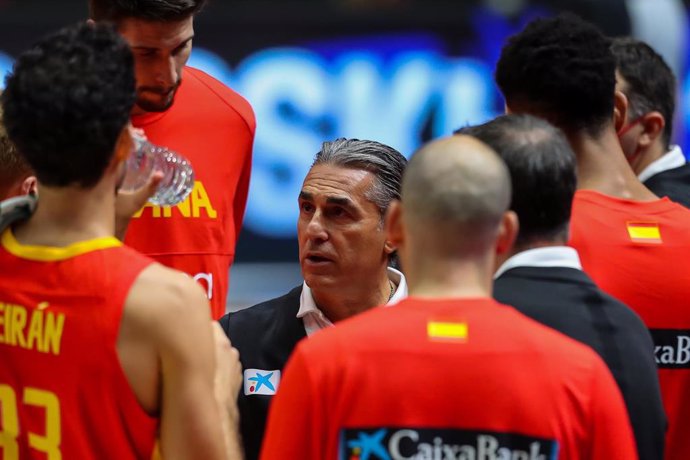 Sergio Scariolo habla con sus jugadores durante un tiempo muerto del España-Rumanía
