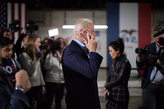 El presidente electo de Estados Unidos, Joe Biden, hablando por teléfono