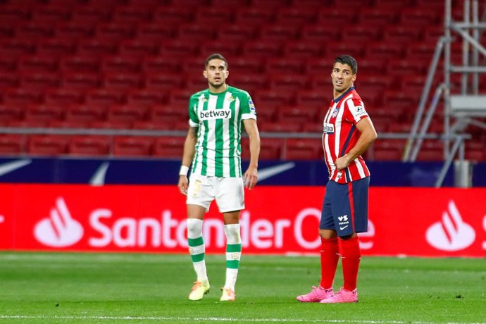 Luis Suárez junto a Marc Bartra en el Atlético de Madrid-Betis de LaLiga Santander 2020-2021