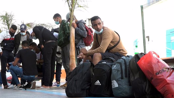Un grupo de inmigrantes regresa a Gran Canaria desde Santa Cruz de Tenerife