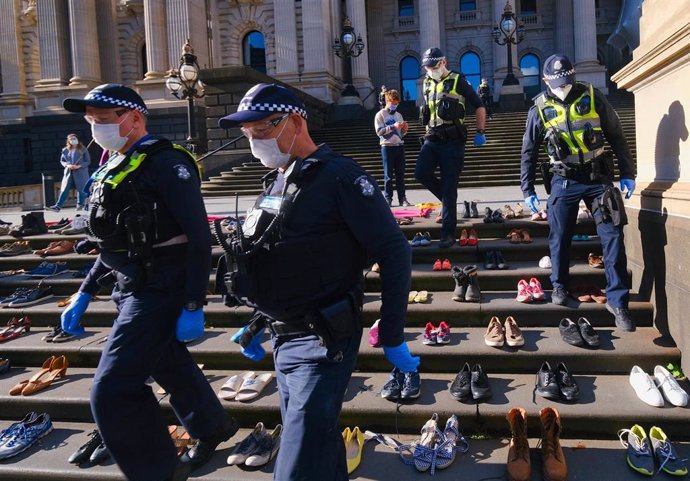 Imagen de archivo de varios policías interviniendo en una protesta ecologista en Melbourne