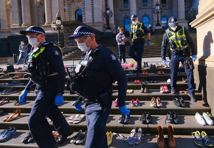 Policías en una protesta ecologista en Melbourne