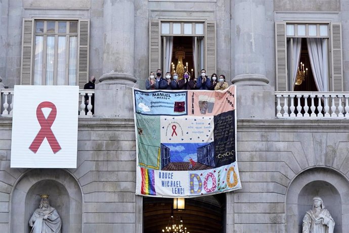 Barcelona despliega el Tapiz Memorial del Sida en la fachada del Ayuntamiento