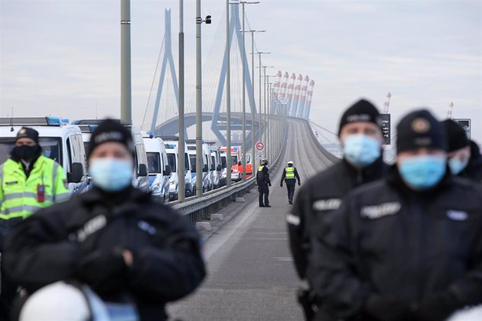 Agentes de Policía con mascarilla desplegados en el puerto de Hamburgo durante una manifestación convocada por el movimiento Extinction Rebellion