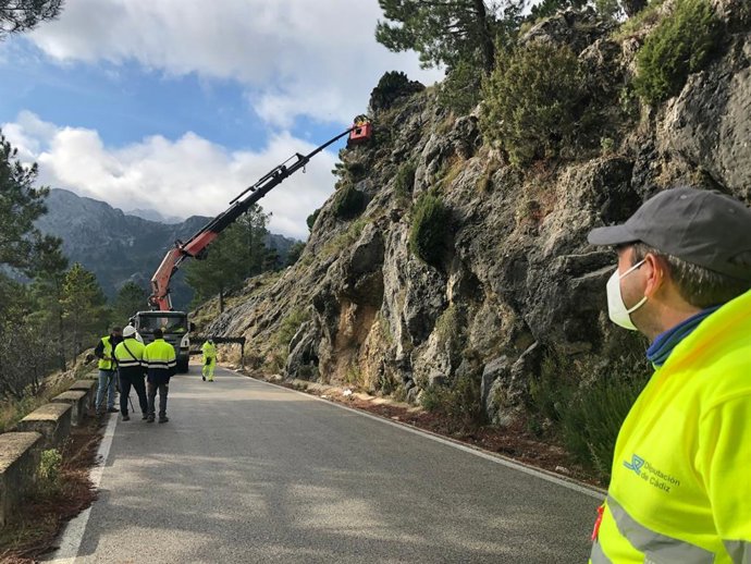 Intervención en la carretera de Las Palomas en la Sierra de Cádiz